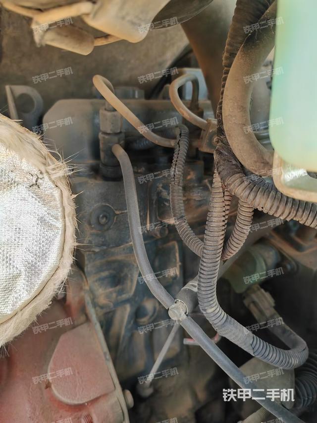 回轉(zhuǎn)馬達(dá)和主控閥（整機(jī)外觀）