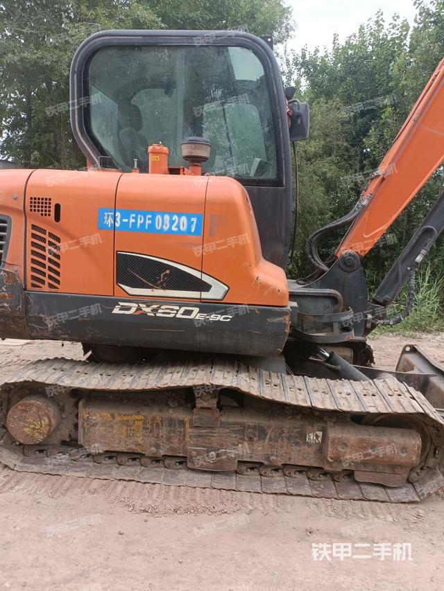 转盘和下车架正前(工作和回转装置) 转盘和下车架正前(工作和回转装置)