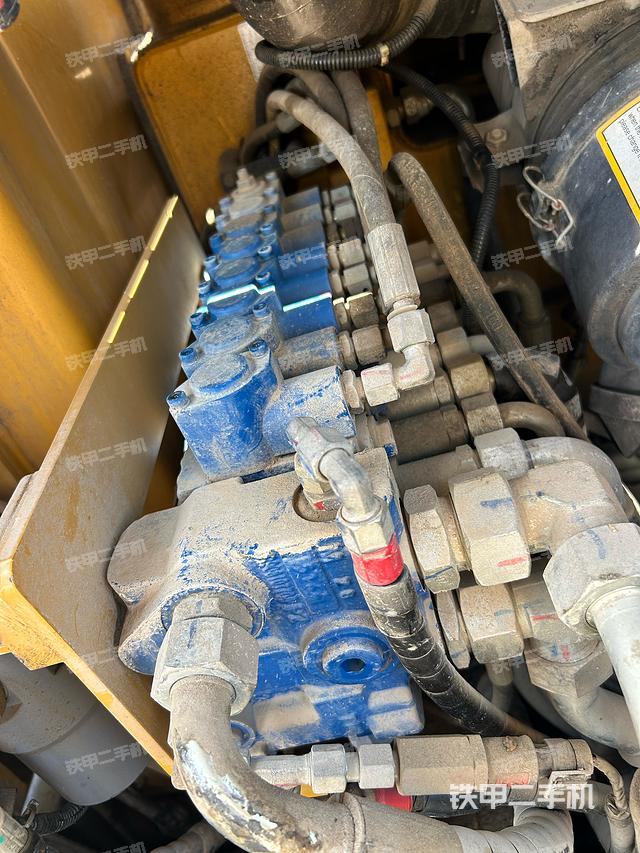 回转马达和主控阀（整机外观）