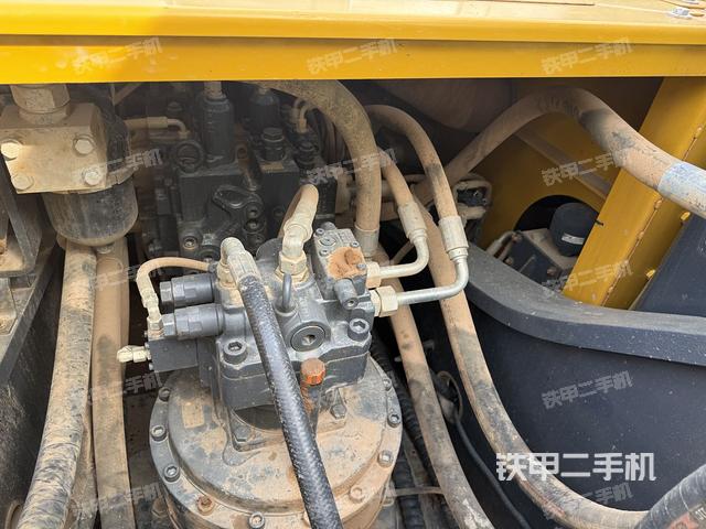 回转马达和主控阀(整机外观) 回转马达和主控阀(整机外观)