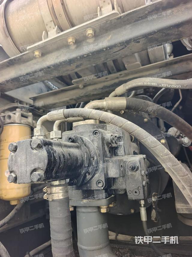 液壓泵艙室正面整體(整機外觀) 液壓泵艙室正面整體(整機外觀)
