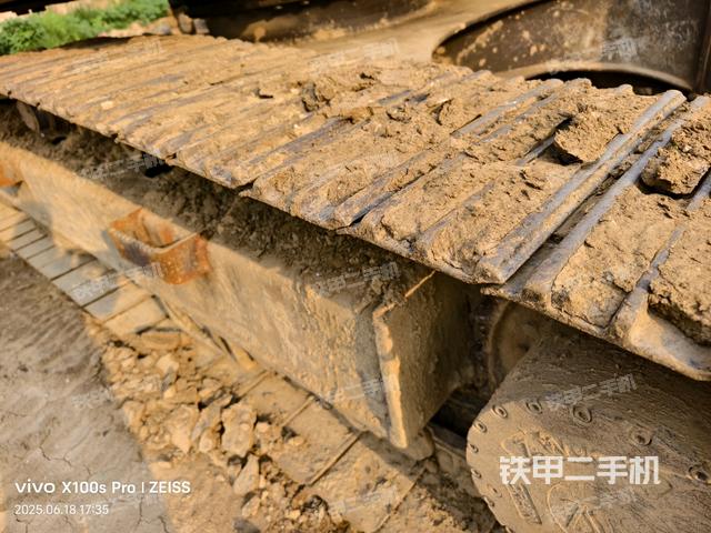 单侧履带整体(整机外观) 单侧履带整体(整机外观)