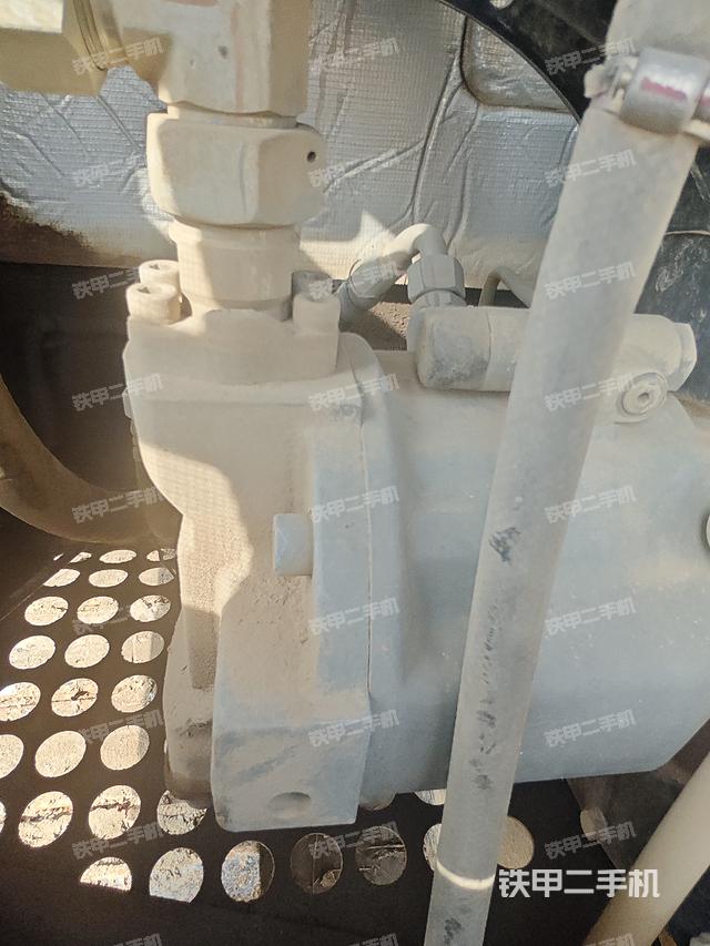 液压泵舱室正面整体（整机外观）