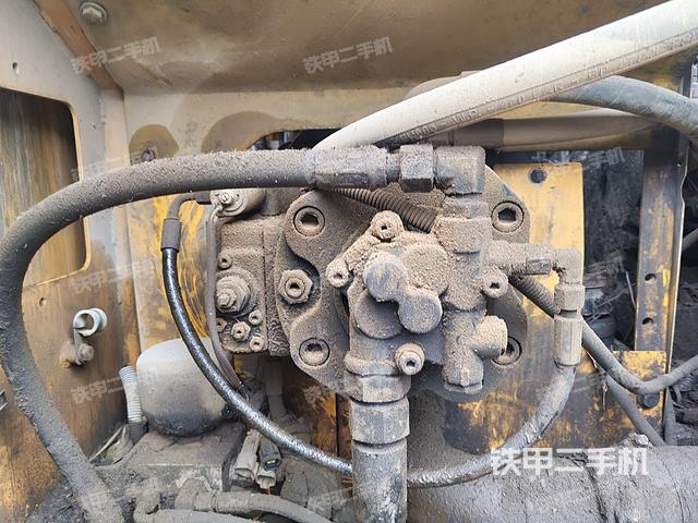 液压泵舱室正面整体（整机外观）