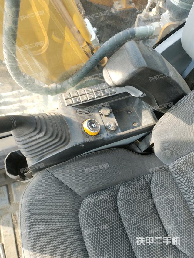 座椅右侧控制台/钥匙门/油门/含右手柄(驾驶室部分) 座椅右侧控制台/钥匙门/油门/含右手柄(驾驶室部分)