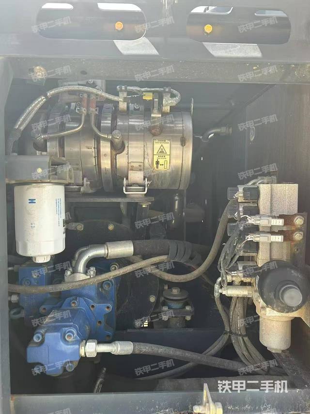液压泵舱室正面整体(整机外观) 液压泵舱室正面整体(整机外观)