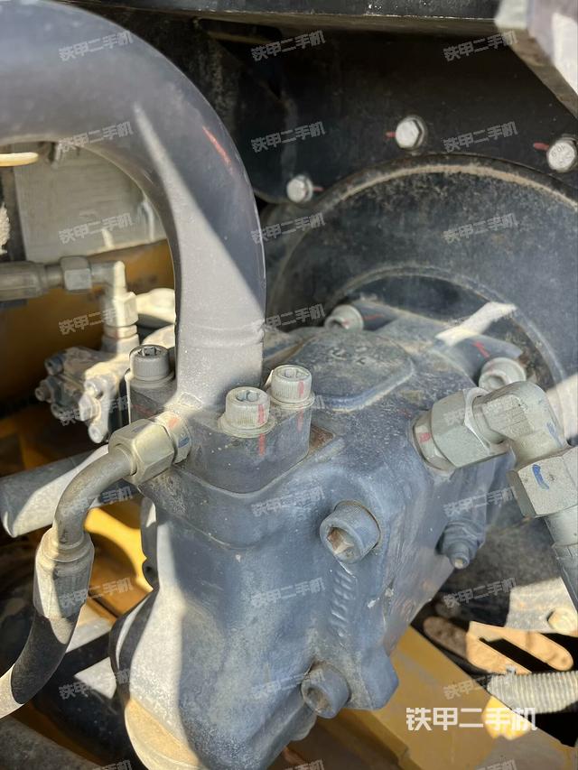 液压泵舱室正面整体(整机外观) 液压泵舱室正面整体(整机外观)