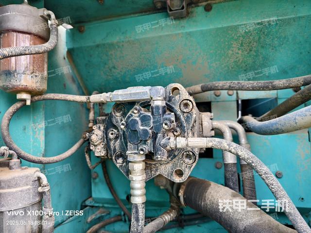 液压泵舱室正面整体(整机外观) 液压泵舱室正面整体(整机外观)