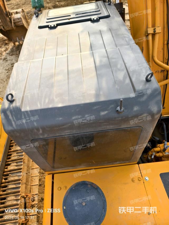 驾驶室顶部(整机外观) 驾驶室顶部(整机外观)