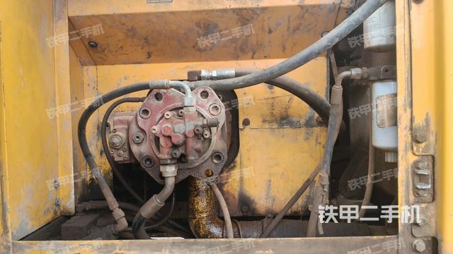 液压泵舱室正面整体(整机外观) 液压泵舱室正面整体(整机外观)