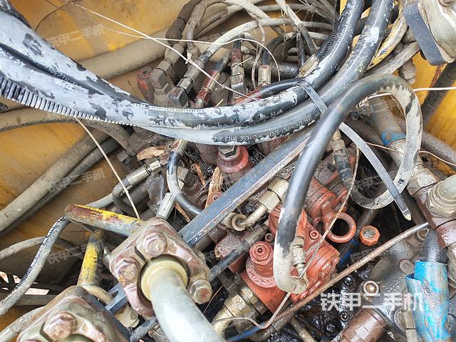 回转马达和主控阀（整机外观）