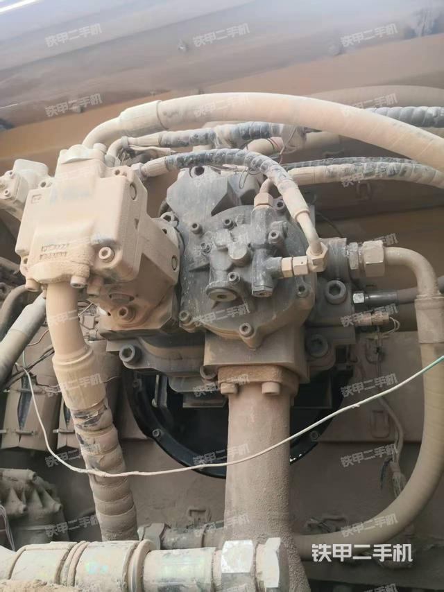 液壓泵艙室正面整體(整機外觀) 液壓泵艙室正面整體(整機外觀)