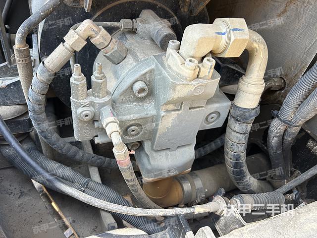 液压泵舱室正面整体（整机外观）