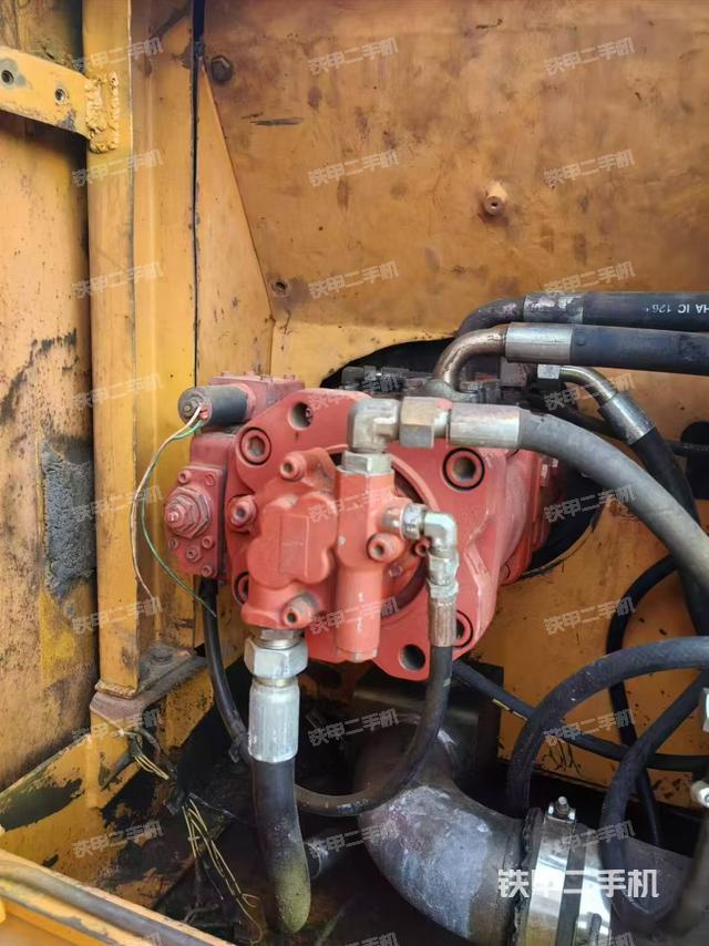 液压泵舱室正面整体(整机外观) 液压泵舱室正面整体(整机外观)