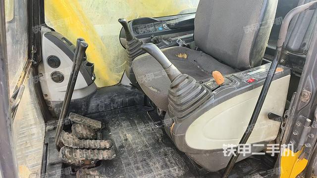 駕駛室整體(整機外觀) 駕駛室整體(整機外觀)