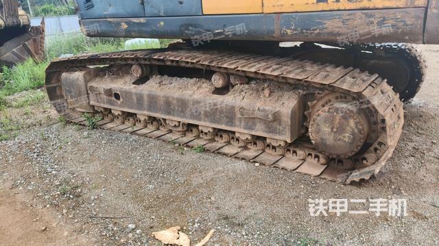 单侧履带整体(整机外观) 单侧履带整体(整机外观)