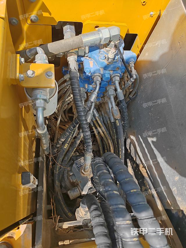 回转马达和主控阀(整机外观) 回转马达和主控阀(整机外观)