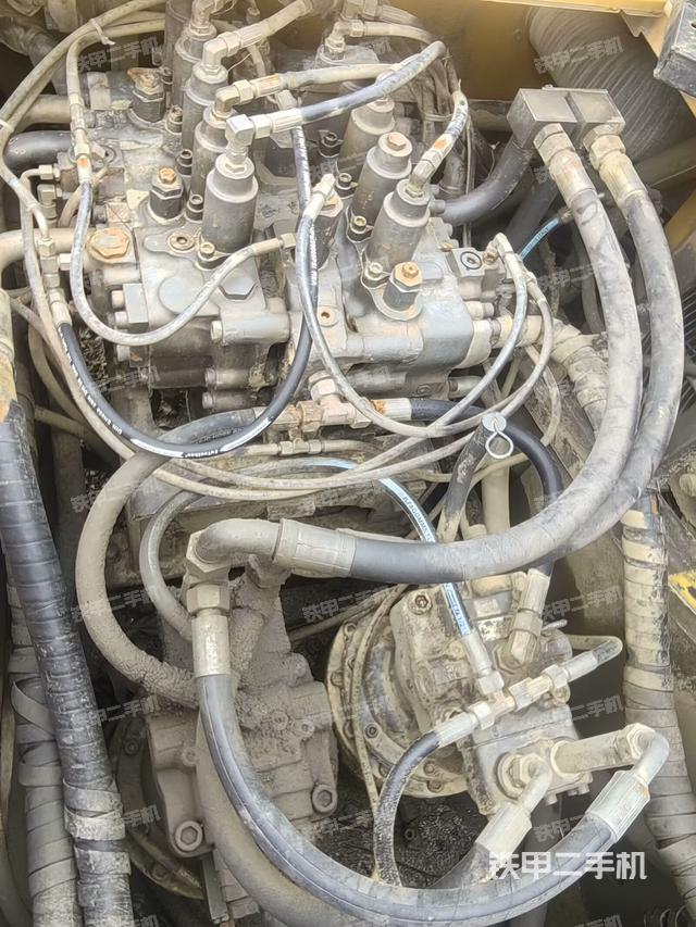 回轉馬達和主控閥（整機外觀）