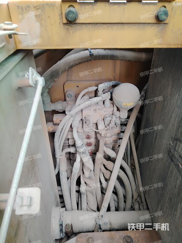 回转马达和主控阀(整机外观) 回转马达和主控阀(整机外观)