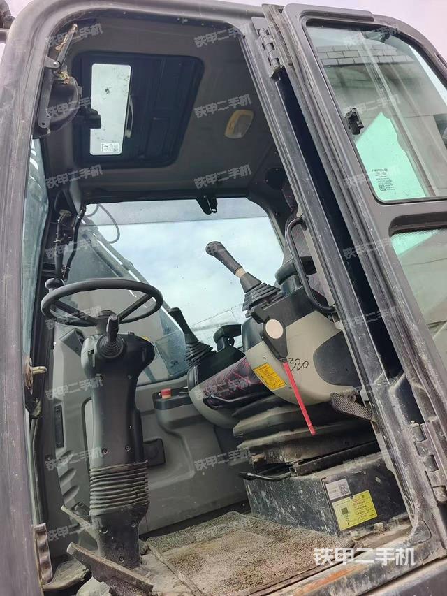 駕駛室整體(整機外觀) 駕駛室整體(整機外觀)