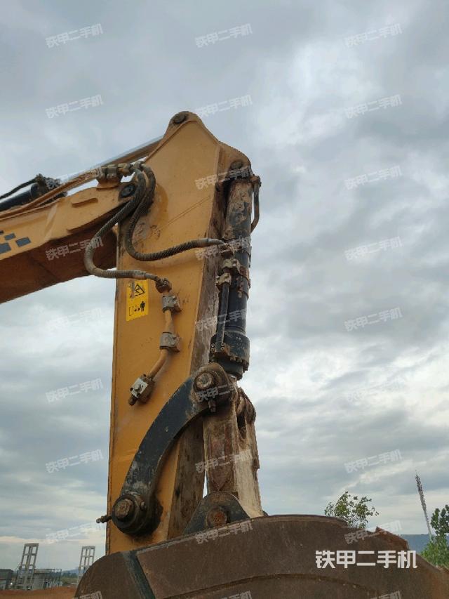 小臂整体右前(工作和回转装置) 小臂整体右前(工作和回转装置)