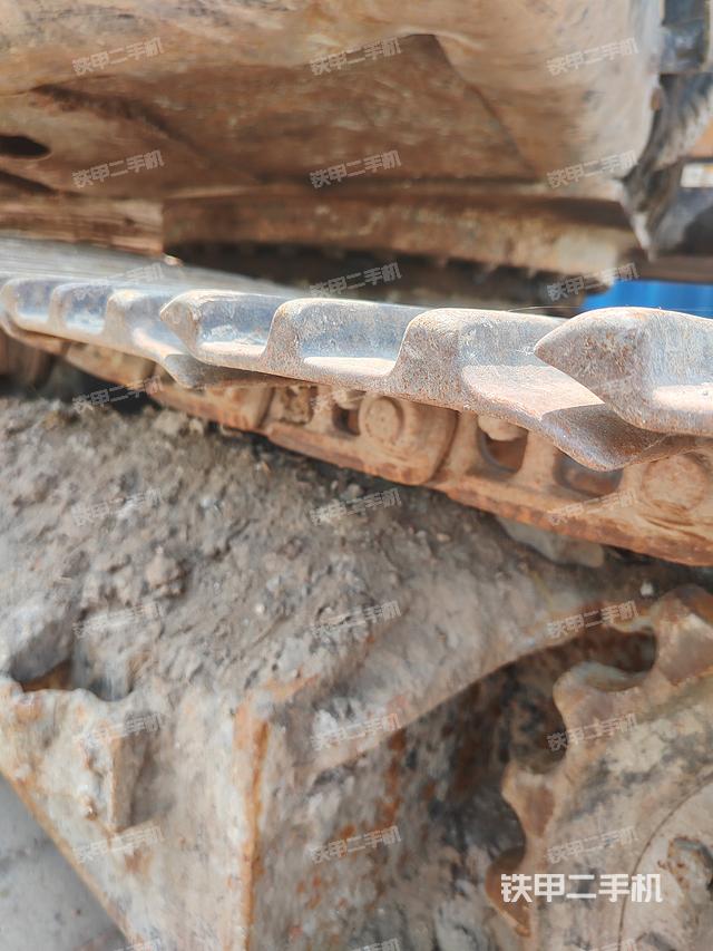 单侧履带整体(整机外观) 单侧履带整体(整机外观)