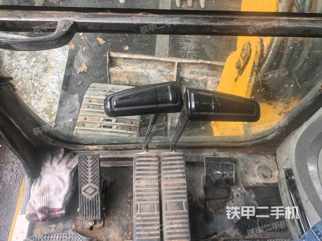 行走控制手柄和踏板 俯拍（驾驶室部分）