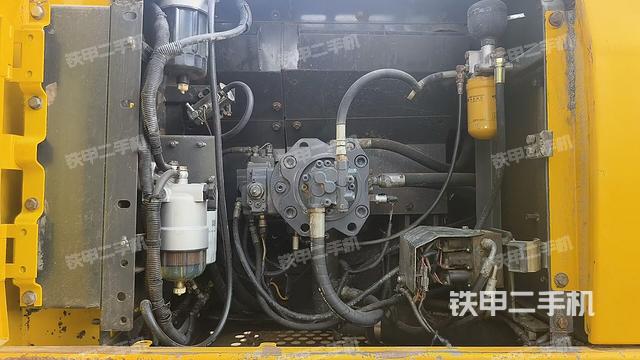 液壓泵艙室正面整體(整機外觀) 液壓泵艙室正面整體(整機外觀)