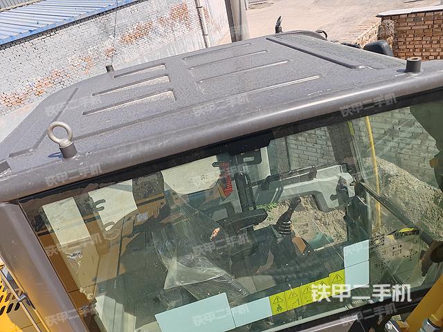 驾驶室顶部(整机外观) 驾驶室顶部(整机外观)