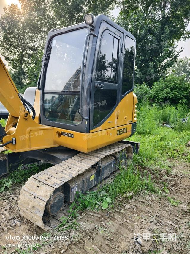 驾驶室整体(整机外观) 驾驶室整体(整机外观)