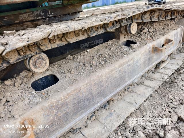 单侧履带整体(整机外观) 单侧履带整体(整机外观)