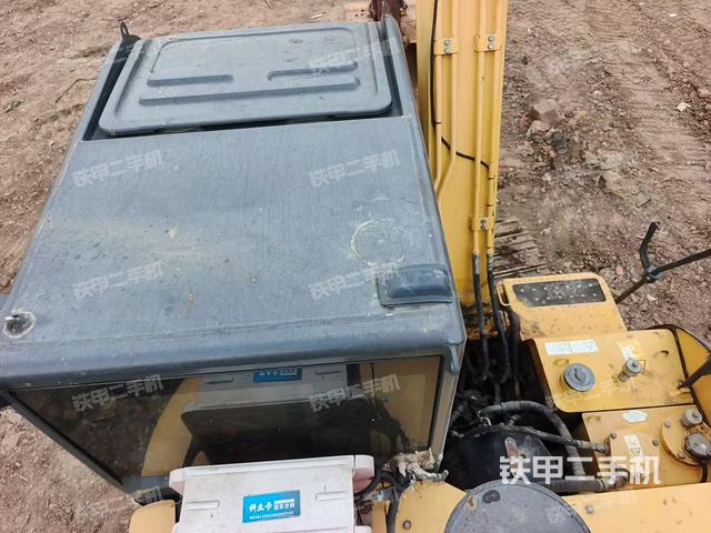 驾驶室顶部(整机外观) 驾驶室顶部(整机外观)