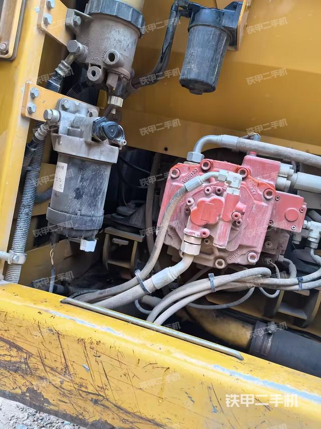 液压泵舱室正面整体(整机外观) 液压泵舱室正面整体(整机外观)