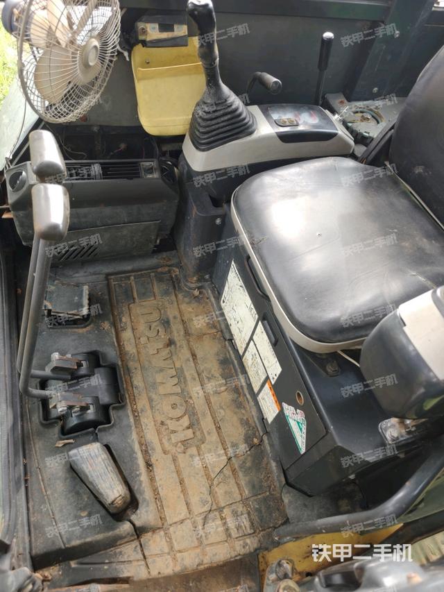 行走控制手柄和踏板?俯拍（駕駛室部分）