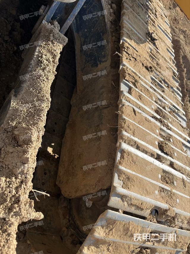 单侧履带整体(整机外观) 单侧履带整体(整机外观)