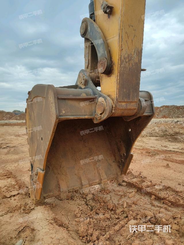 铲斗右后整体(工作和回转装置) 铲斗右后整体(工作和回转装置)