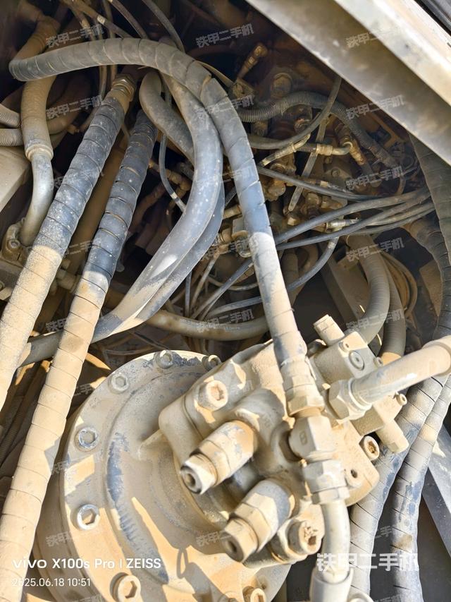 回转马达和主控阀(整机外观) 回转马达和主控阀(整机外观)