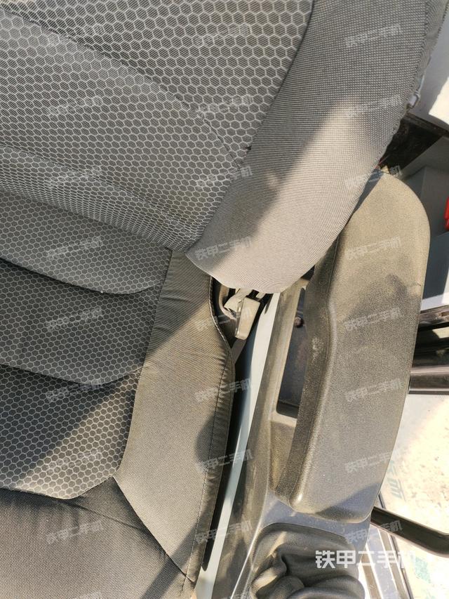 座椅左侧控制台/音响/含左手柄(驾驶室部分) 座椅左侧控制台/音响/含左手柄(驾驶室部分)