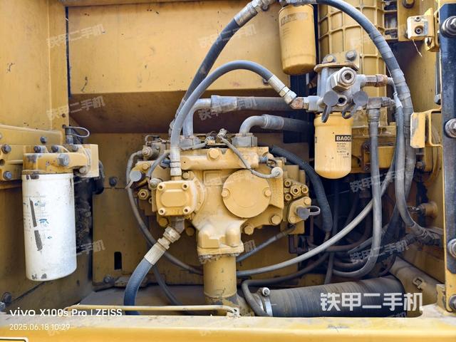 液压泵舱室正面整体(整机外观) 液压泵舱室正面整体(整机外观)