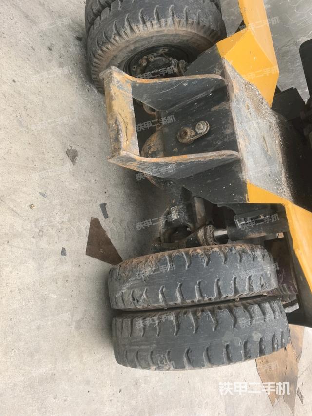 转盘和下车架正前(工作和回转装置) 转盘和下车架正前(工作和回转装置)