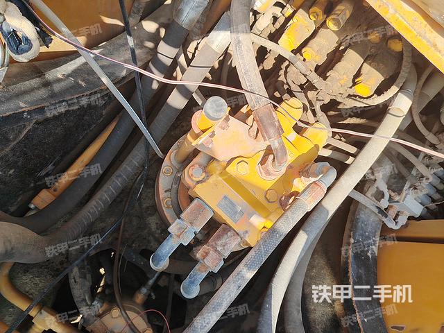 回转马达和主控阀(整机外观) 回转马达和主控阀(整机外观)