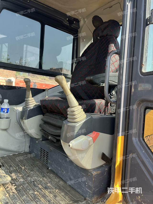 驾驶室顶部(整机外观) 驾驶室顶部(整机外观)