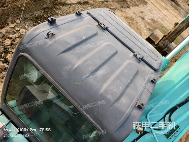 驾驶室顶部(整机外观) 驾驶室顶部(整机外观)