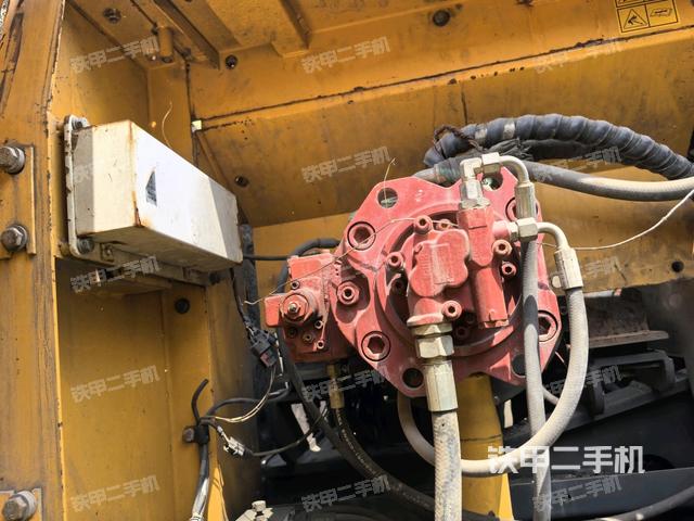 液壓泵艙室正面整體（整機外觀）