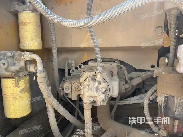 液压泵舱室正面整体(整机外观) 液压泵舱室正面整体(整机外观)