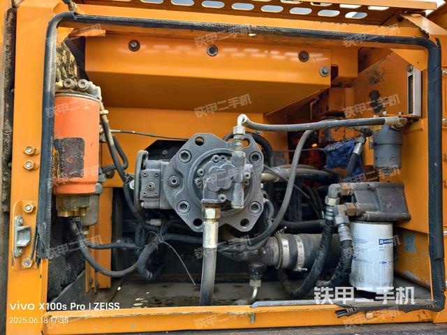 液压泵舱室正面整体(整机外观) 液压泵舱室正面整体(整机外观)