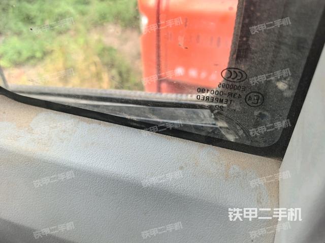 行走控制手柄和踏板 俯拍（驾驶室部分）