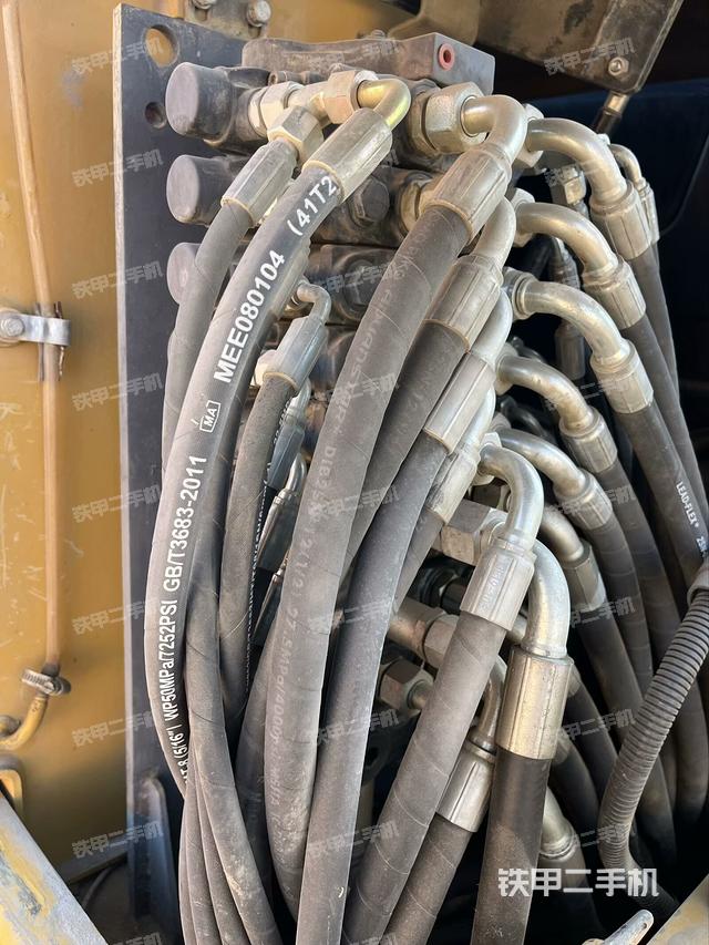 回转马达和主控阀(整机外观) 回转马达和主控阀(整机外观)