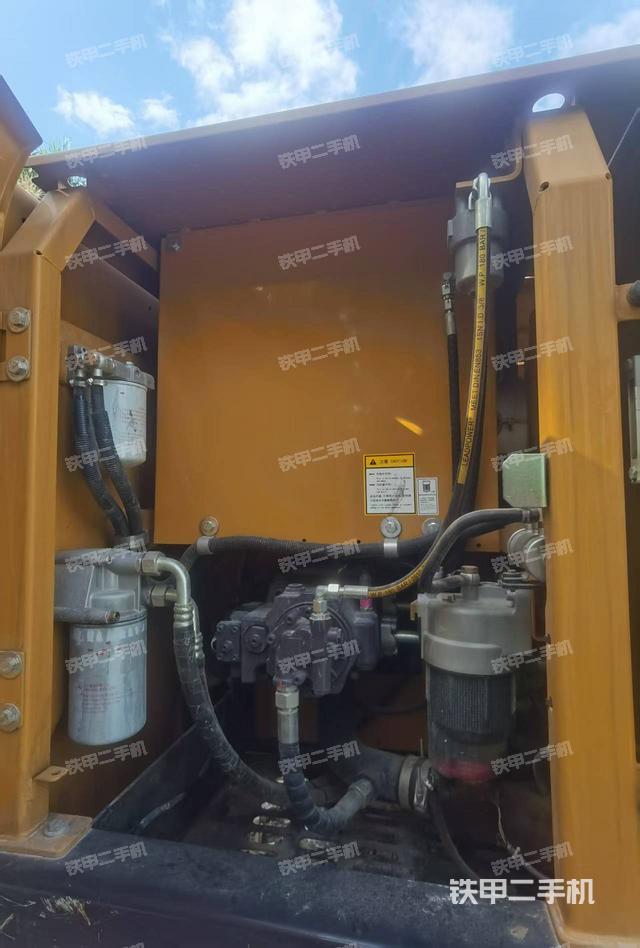 液压泵舱室正面整体(整机外观) 液压泵舱室正面整体(整机外观)