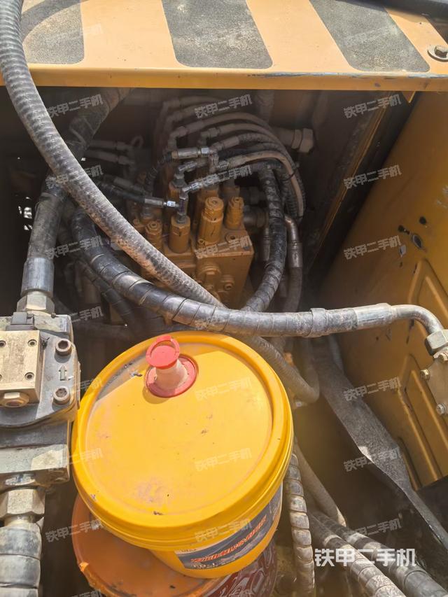 回转马达和主控阀(整机外观) 回转马达和主控阀(整机外观)